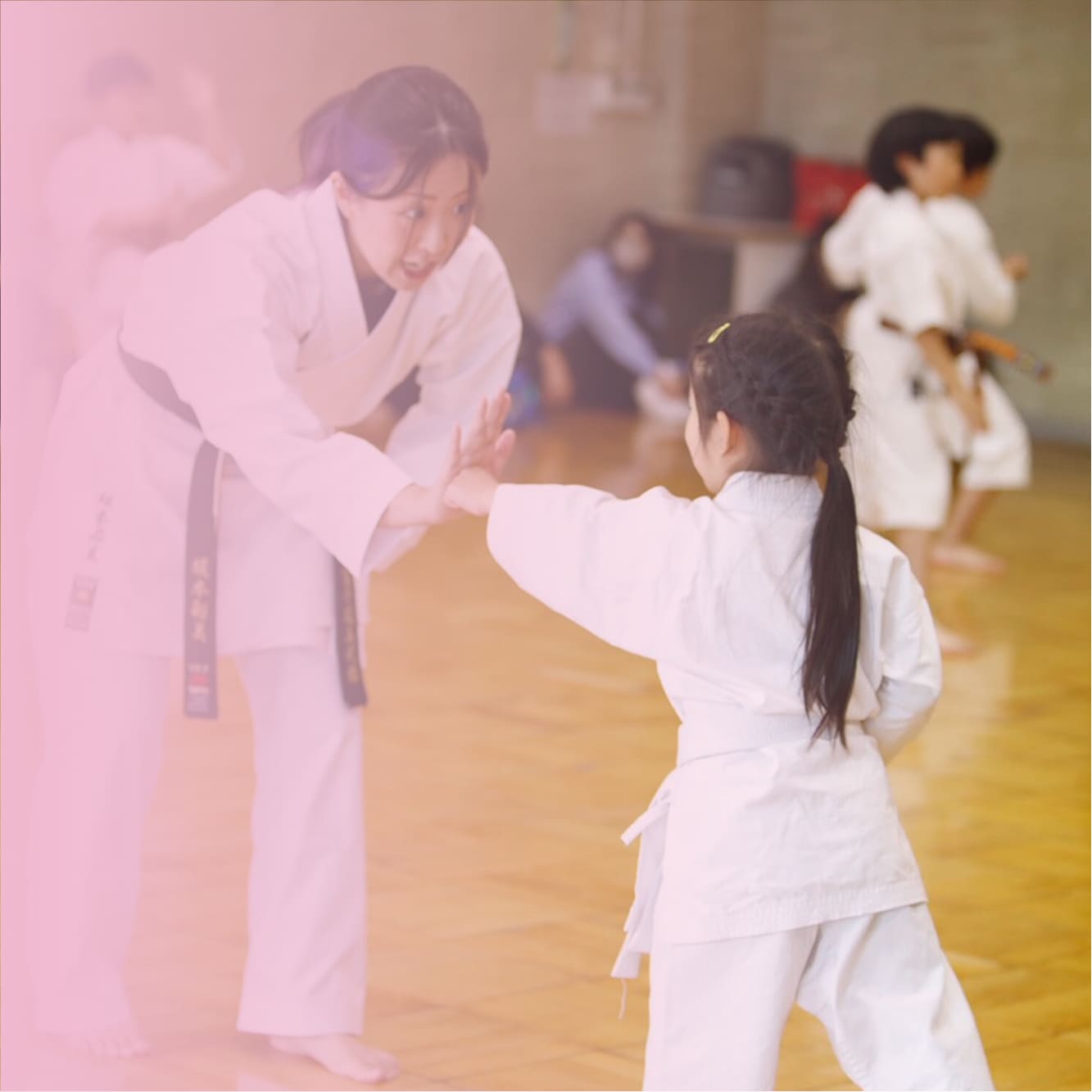 女性指導者が丁寧に指導